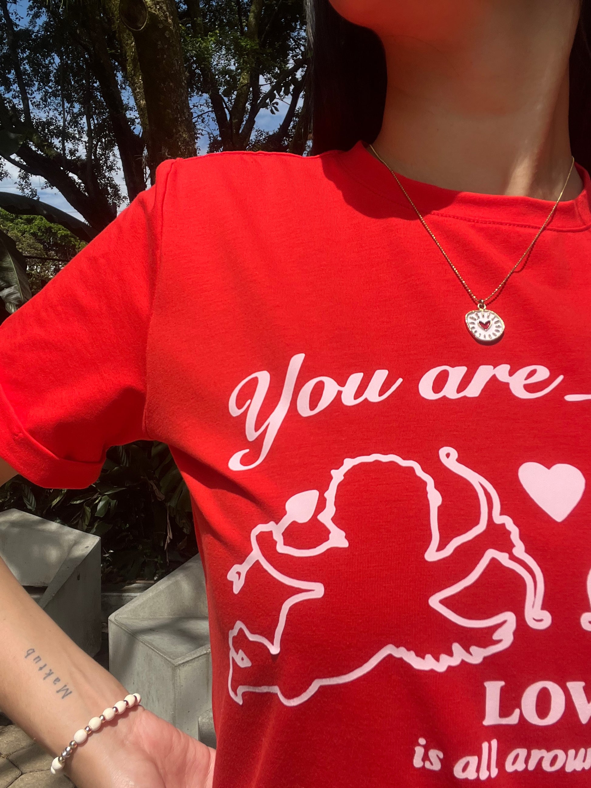 Camiseta Love is All Around