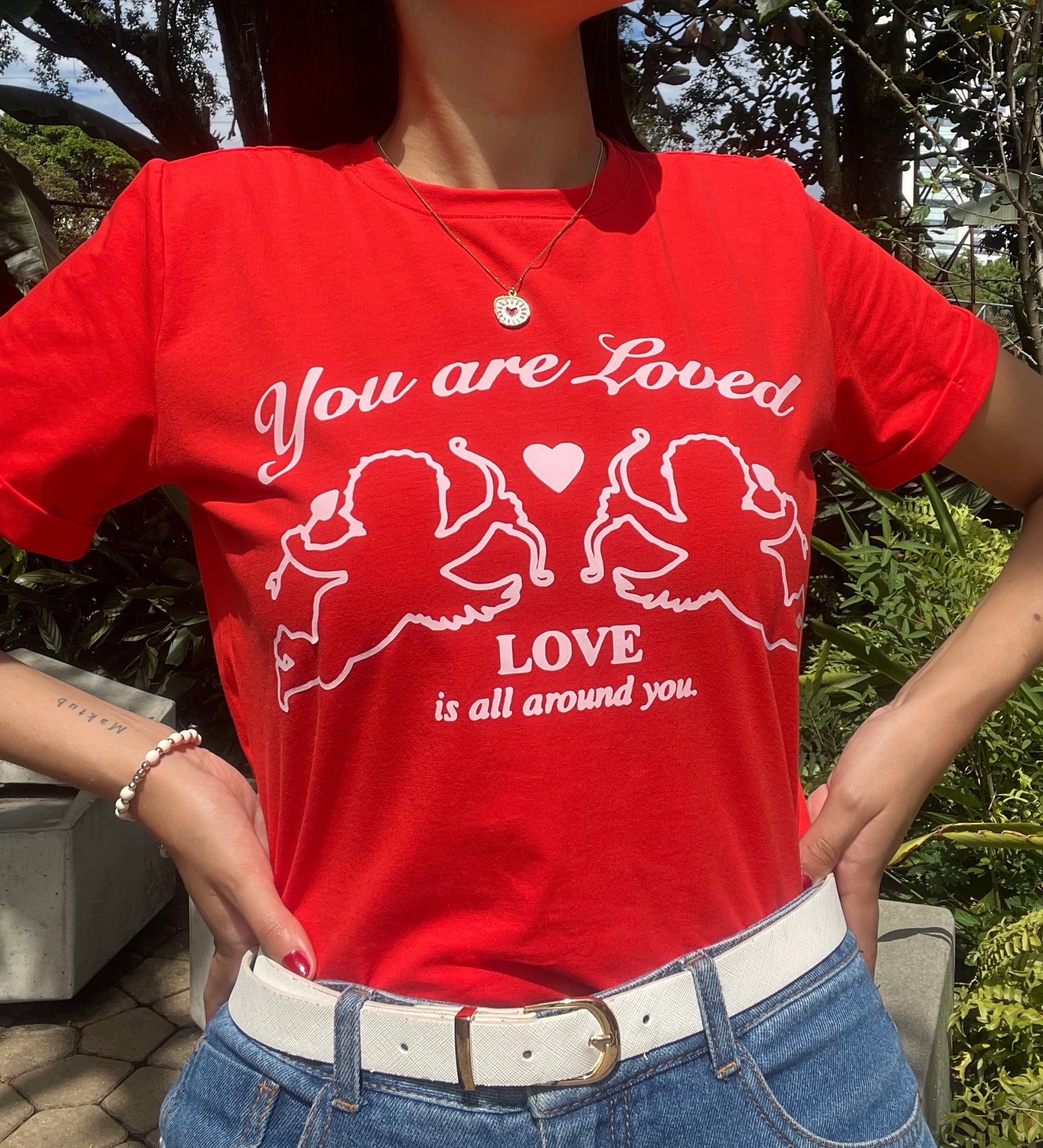 Camiseta Love is All Around