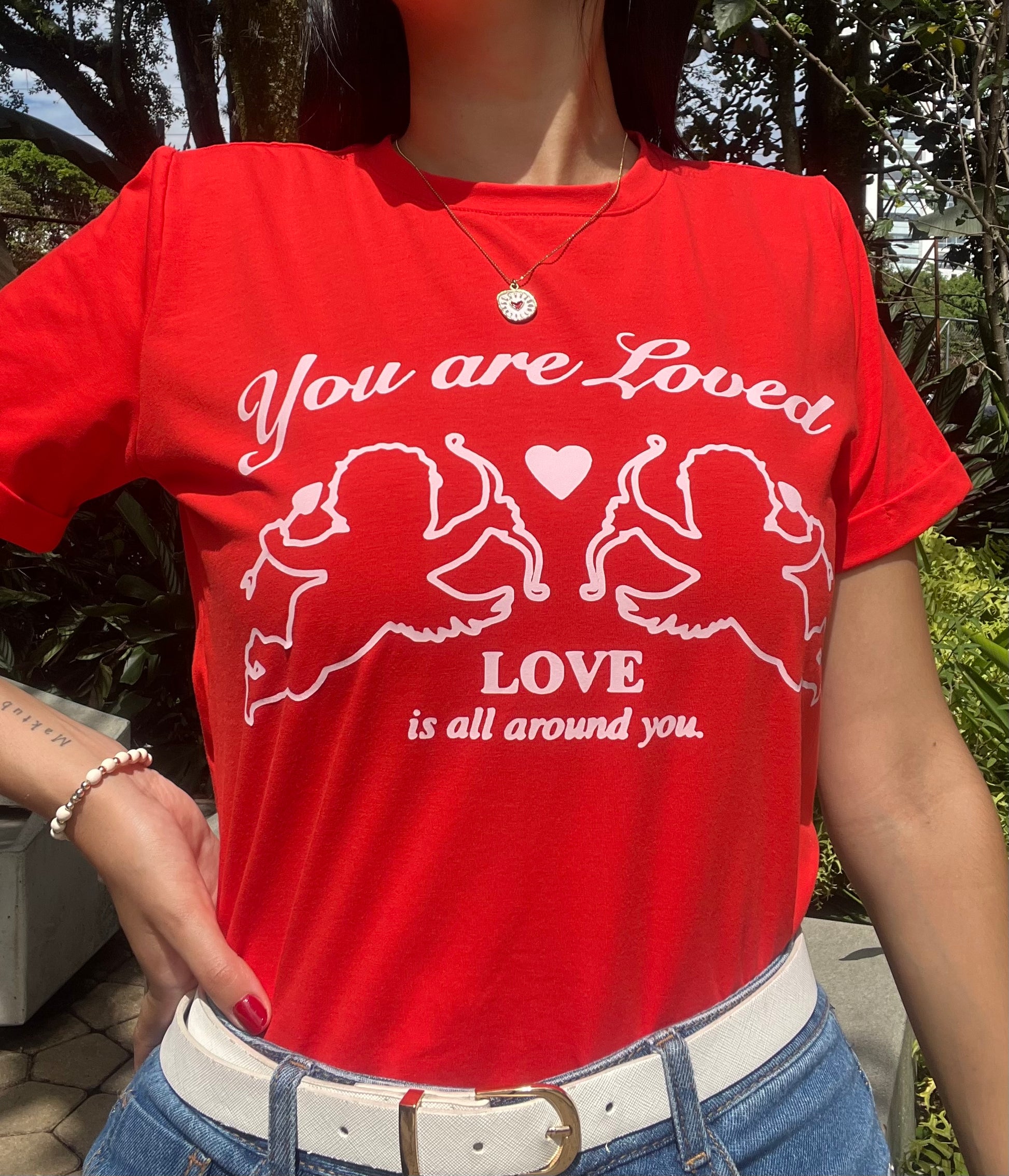 Camiseta Love is All Around