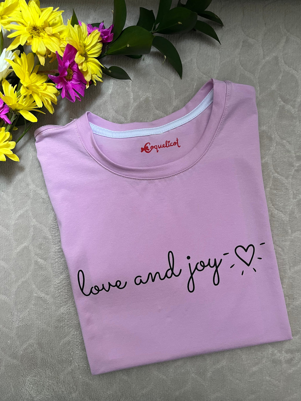Camiseta Love and Joy - Coquelicot