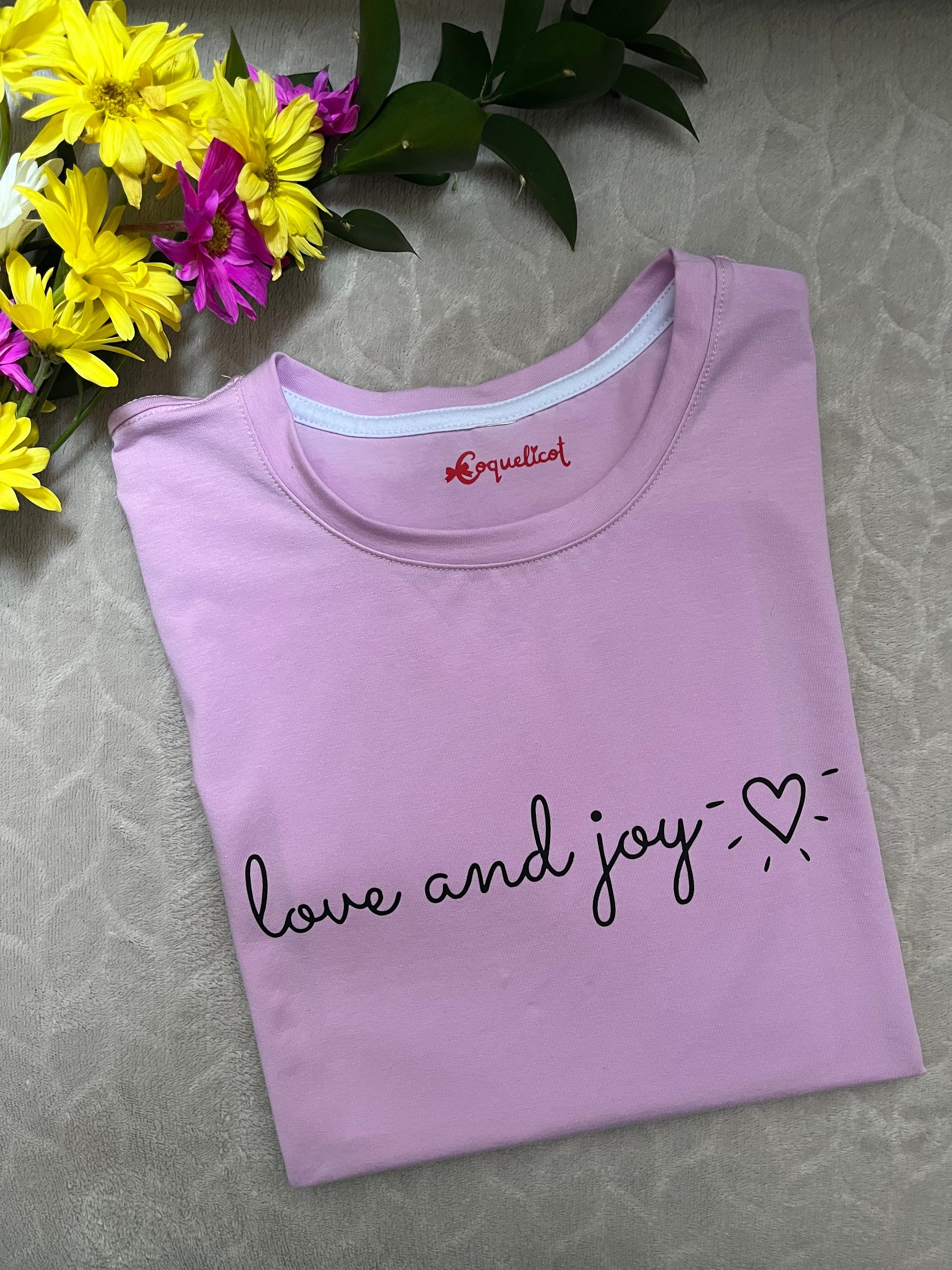 Camiseta Love and Joy - Coquelicot