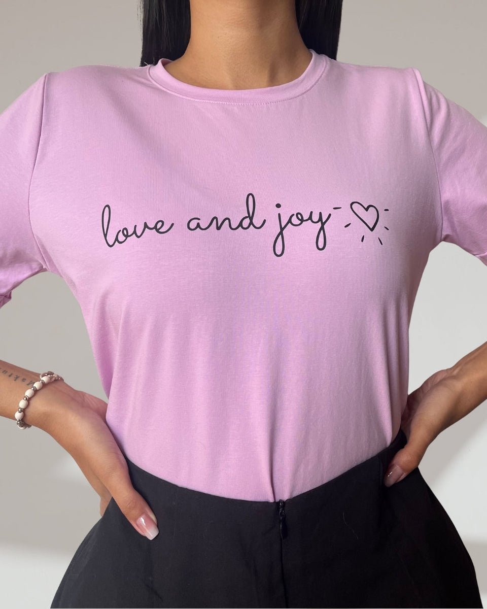 Camiseta Love and Joy - Coquelicot
